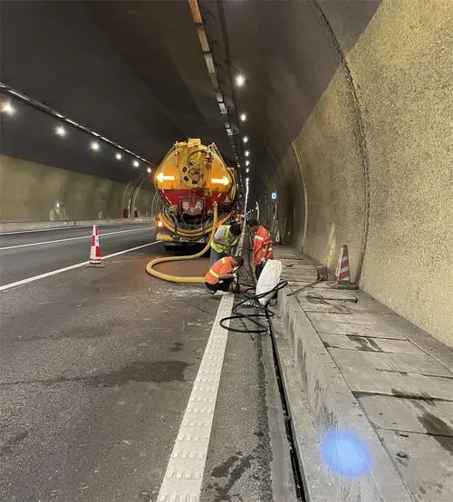 金州隧道排水渠清淤